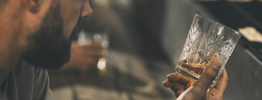 Jóven tomando alcohol.