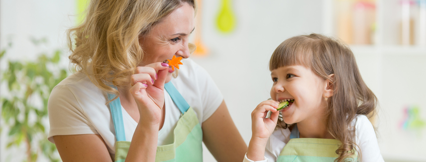 Alimentación saludable madre e hija.