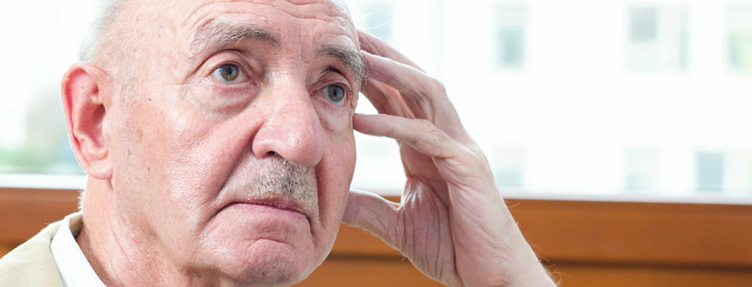 Adulto mayor con demencia.